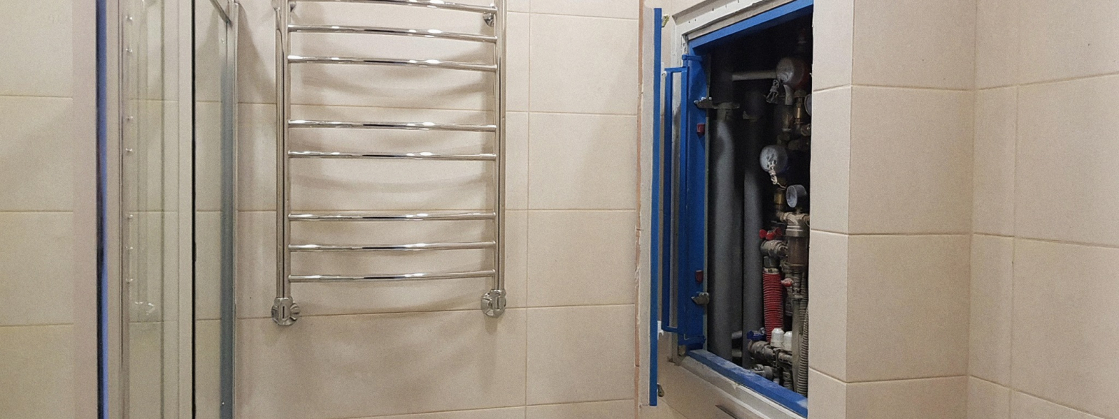 Чем закрыть трубы в ванной и оставить к ним доступ